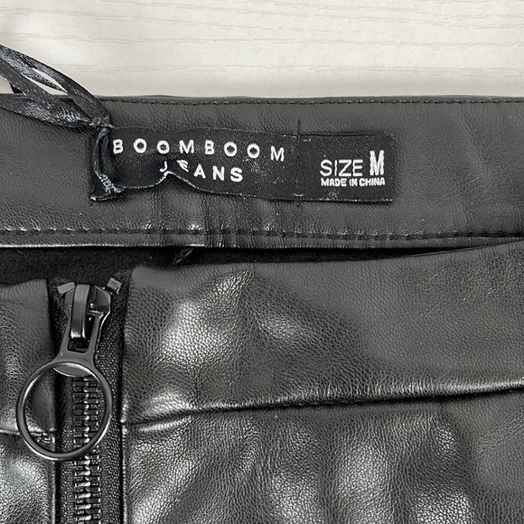 BoomBoom Jeans Black Red Rose Leather Skirt Size Medium - Picture 9 of 10